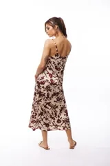 Vestido midi color crema con estampado floral en tonos borgoña, de breteles finos y escote en V.