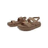 Sandalias marrones de plataforma con tiras anchas y hebilla ajustable en el tobillo.