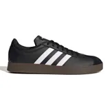 Championes Adidas VL Court Base negros con las tres tiras blancas y suela marrón.