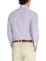 Camisa de hombre celeste a rayas verticales azules, de corte regular, con cuello abotonado, bolsillo en el pecho con logo bordado y mangas largas con puños abotonados.