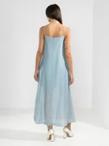 Vestido largo celeste de breteles finos, escote recto y lazos ajustables en los costados.