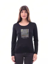 Remera negra de manga larga con estampado de líneas horizontales en tonos plateado, dorado y blanco.