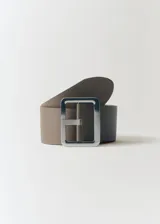 Cinturón ancho color visón de cuero vacuno con hebilla cuadrada plateada.