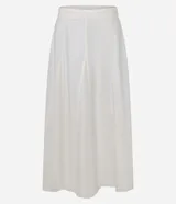 Pollera midi de corte evasé confeccionada en sarga de algodón blanco. Presenta un diseño con recortes verticales y nesgas que aportan volumen en el ruedo, cintura ajustada y largo por debajo de la rodilla.