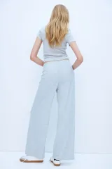 Pantalón largo de punto suave color gris melange, de tiro alto, corte amplio y cintura elástica.