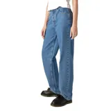 Pantalón de jean celeste, de corte recto y tiro alto.
