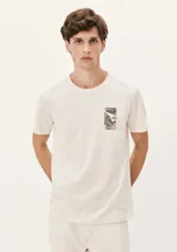 Camiseta beige de manga corta con estampa de hojas en el bolsillo.