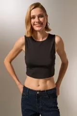 Top cropped marrón, ajustado al cuerpo y con cuello a la base.