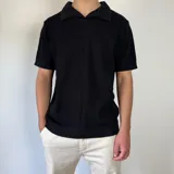 Chomba de punto color marrón con cuello polo y mangas cortas.