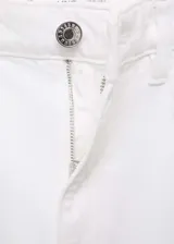 Pantalón de jean blanco de corte wide leg, con tiro alto, cinco bolsillos, trabillas y bajo deshilachado.