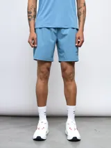 Short deportivo azul de entrenamiento, con pretina en contraste y logo de la marca en la pierna.