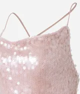 Vestido midi de malla con lentejuelas plateadas, escote recto y tirantes finos cruzados en la espalda. Presenta un forro corto que deja ver la transparencia de la malla con lentejuelas en la parte inferior, creando un bajo asimétrico.