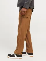 Pantalón de pana color marrón con corte recto, bolsillos delanteros y traseros, cierre con cremallera y trabilla para martillo.