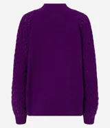 Suéter color violeta en tejido de punto con textura de punto onda, cuello redondo y mangas largas abullonadas.