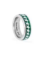 Anillo plateado con banda esmaltada verde con estrellas blancas.