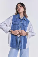 Campera de jean celeste con mangas largas color crudo.