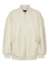 Chaqueta bomber oversize de cuero ecológico en color oatmeal, con cuello alto, cierre frontal de cremallera y bolsillos delanteros.