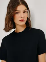 Remera color marrón claro, de corte recto, con cuello redondo y mangas cortas.