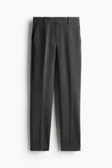 Pantalón de vestir gris oscuro con finas rayas verticales, corte ajustado, bolsillos laterales y traseros decorativos.