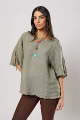 Blusa verde oliva de lino con cuello redondo, mangas cortas amplias con flecos, cierre lateral con botones y ruedo con flecos.