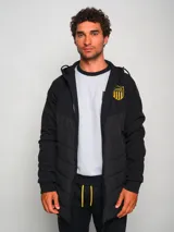 Parka negra con capucha, cierre frontal con cremallera, mangas largas y logo del Club Atlético Peñarol estampado en el pecho.