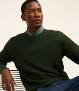 Suéter masculino de malla de viscosa y poliamida color gris claro, con textura de cuadros grid, cuello redondo y mangas largas.