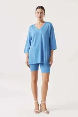 Shorts tipo biker de punto con acabado metalizado, color azul brillante.