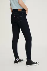 Jeans de tiro alto Levi's 720 High Rise Super Skinny, color azul oscuro, de calce ajustado en cadera y muslos, con pierna súper ajustada y confeccionados con denim stretch.