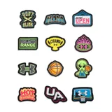 Championes de básquet Under Armour GS Lockdown 7 Patches, color negro con detalles en celeste y blanco. Presentan parches removibles con motivos de básquet y el logo de Under Armour.