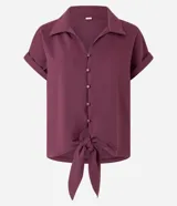 Blusa color borgoña de viscosa texturizada, con cuello, abotonada al frente, mangas cortas con dobladillo y lazo en la cintura.