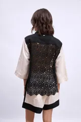 Short color crema con cintura elastizada y terminaciones en color negro.