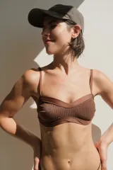 Top de bikini negro con breteles regulables y forro.