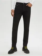 Pantalón de jean negro, corte slim fit, con cierre de botón y cremallera, diseño de cinco bolsillos, herrajes metálicos con logo y parche en la cintura trasera.