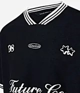 Remera deportiva oversized negra de mangas cortas, confeccionada en algodón texturizado. Posee patch, bordados con raya contrastante y cuello en V con rayas blancas. Estampa frontal con el número 98, la palabra Absolute, dos estrellas y la frase Future Co.