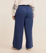 Pantalón largo de lino color azul con corte palazzo, cintura alta con elástico y cinturón de cordón ajustable.