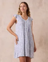 Camisón corto negro con estampado de lunares blancos, escote en V con puntilla blanca y botones.
