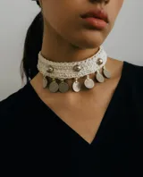 Gargantilla corta de crochet color crudo con apliques plateados.