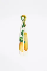 Pañuelo de seda color blanco con estampado de limones y hojas verdes.