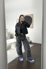 Jeans cargo de corte ancho, con bolsillos laterales y ajuste cómodo.