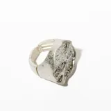 Anillo plateado con forma de muela.