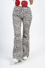 Pantalón oxford de tiro alto con estampado animal print en tonos marrón, negro y blanco.