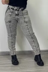 Pantalón de jean gris con efecto lavado, tiro alto, corte mom y bolsillos laterales.