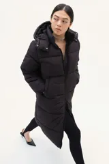 Campera puffer larga negra con capucha, cierre frontal y bolsillos insertados.