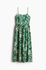 Vestido midi verde con estampado floral blanco, breteles finos ajustables, escote cuadrado, espalda fruncida y falda con vuelo.