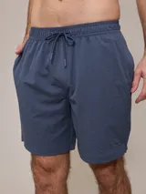 Short de baño texturizado color azul con cintura elástica y cordón ajustable.