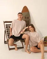 Remera color beige de jersey 100% algodón, estilo oversize de largo corto con estampado pequeño en el frente.
