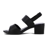 Sandalia de cuero sintético color negro, con dos tiras anchas sobre el empeine, hebilla lateral y taco cuadrado.