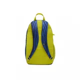 Mochila Nike Elemental con estampado de triángulos azules y detalles en amarillo. Incluye un compartimento principal con cierre, un bolsillo frontal con cierre, un bolsillo lateral de malla y un estuche removible con cierre.
