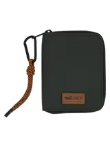 Billetera unisex color verde oscuro, de poliéster reciclado resistente al agua. Tiene tres espacios para tarjetas por lado, llavero mosquetón y tecnología RFID.