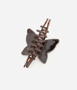 Pinza para el pelo marrón con forma de mariposa.